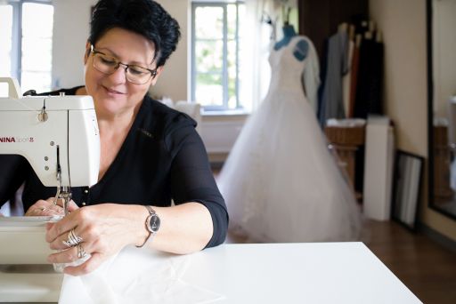 Donner forme à votre robe - Creation - Salon de mariage à Pérouges - Souffle de Soie